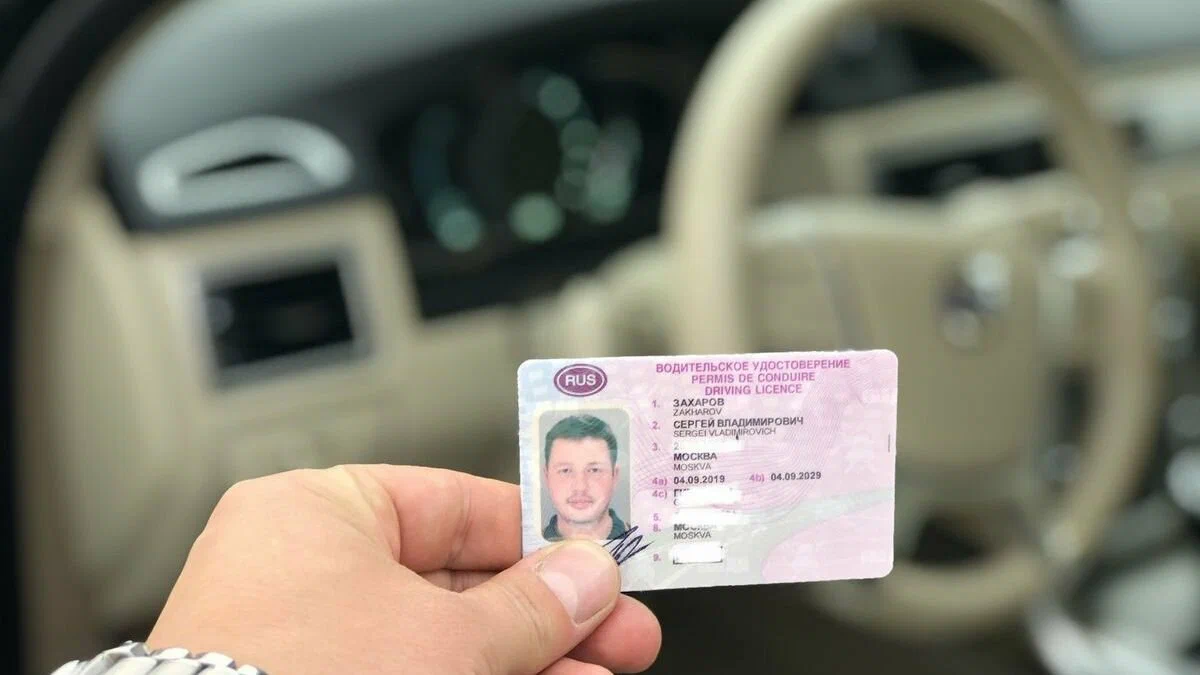 Права категории A на мотоцикл в руках